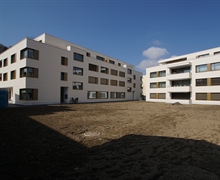 Haus 1 und 2 Nord- und Ostfassade (Endspurt Umgebungsarbeiten)